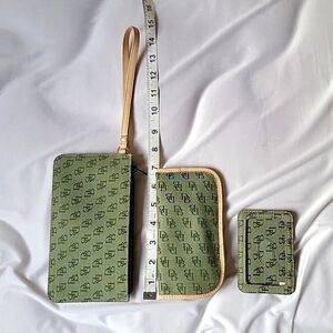 EUC Dooney & Bourke Lot 8" Wristlet, card and glasses holder Leather Cotton